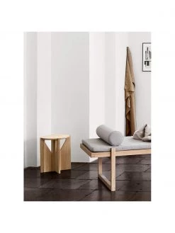 Kristina Dam Beistelltisch Future aus Eichenholz, Ø 36 x H 42 cm -Westwingnow Geschaft Beistelltisch Future aus Eichenholz 2