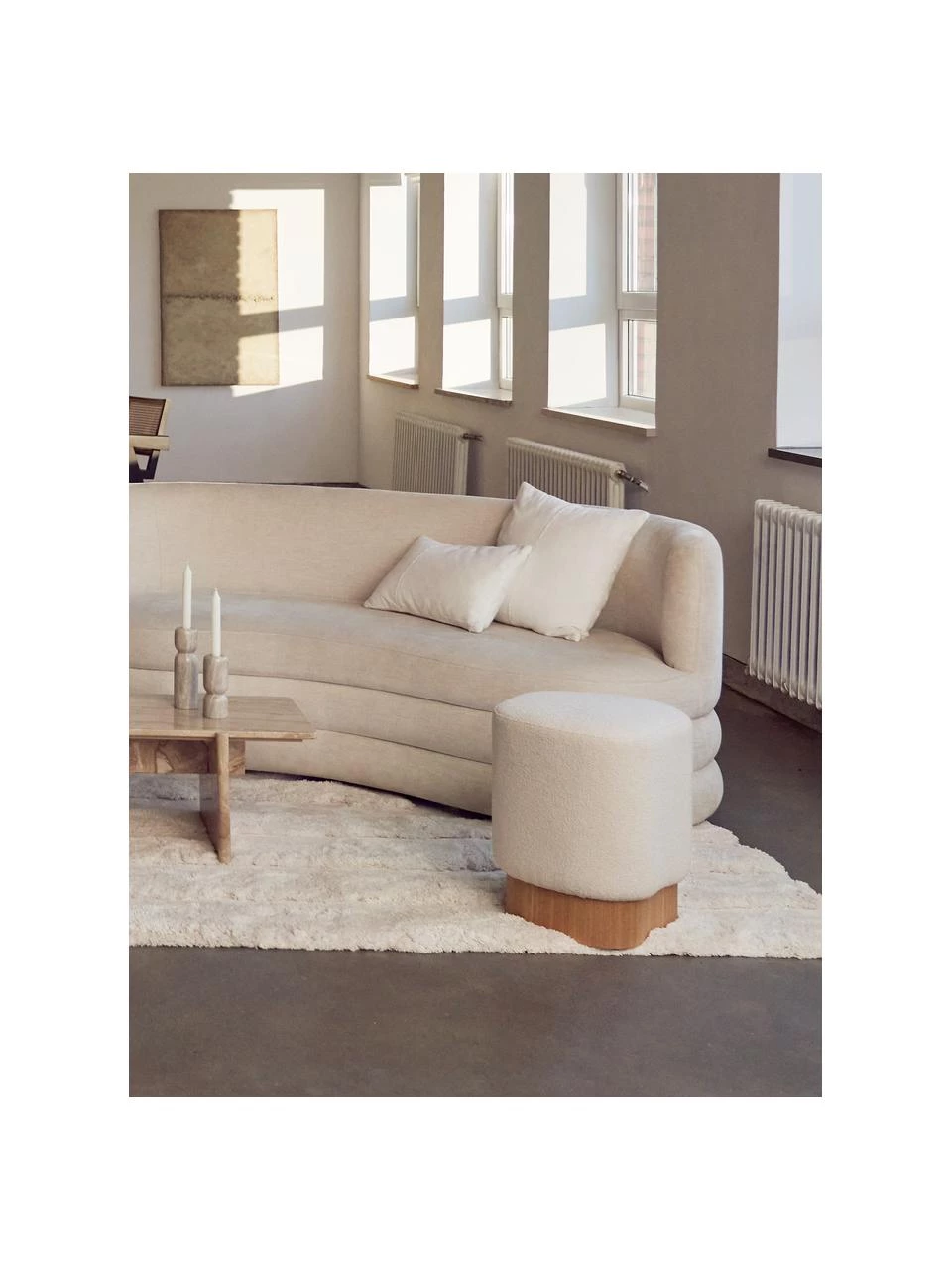 Alex Rivière x Westwing Collection Bouclé-Hocker Yves in Hellbeige, B 43 x H 47 cm 2 Alex Rivière x Westwing Collection Bouclé-Hocker Yves in Hellbeige, B 43 x H 47 cm – Bild 2