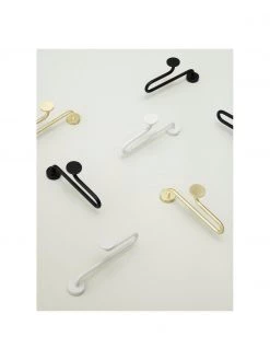 Hübsch Metall-Wandhaken Swing in Schwarz, B 3 x H 13 cm -Westwingnow Geschaft Metall Wandhaken Swing in Schwarz 4