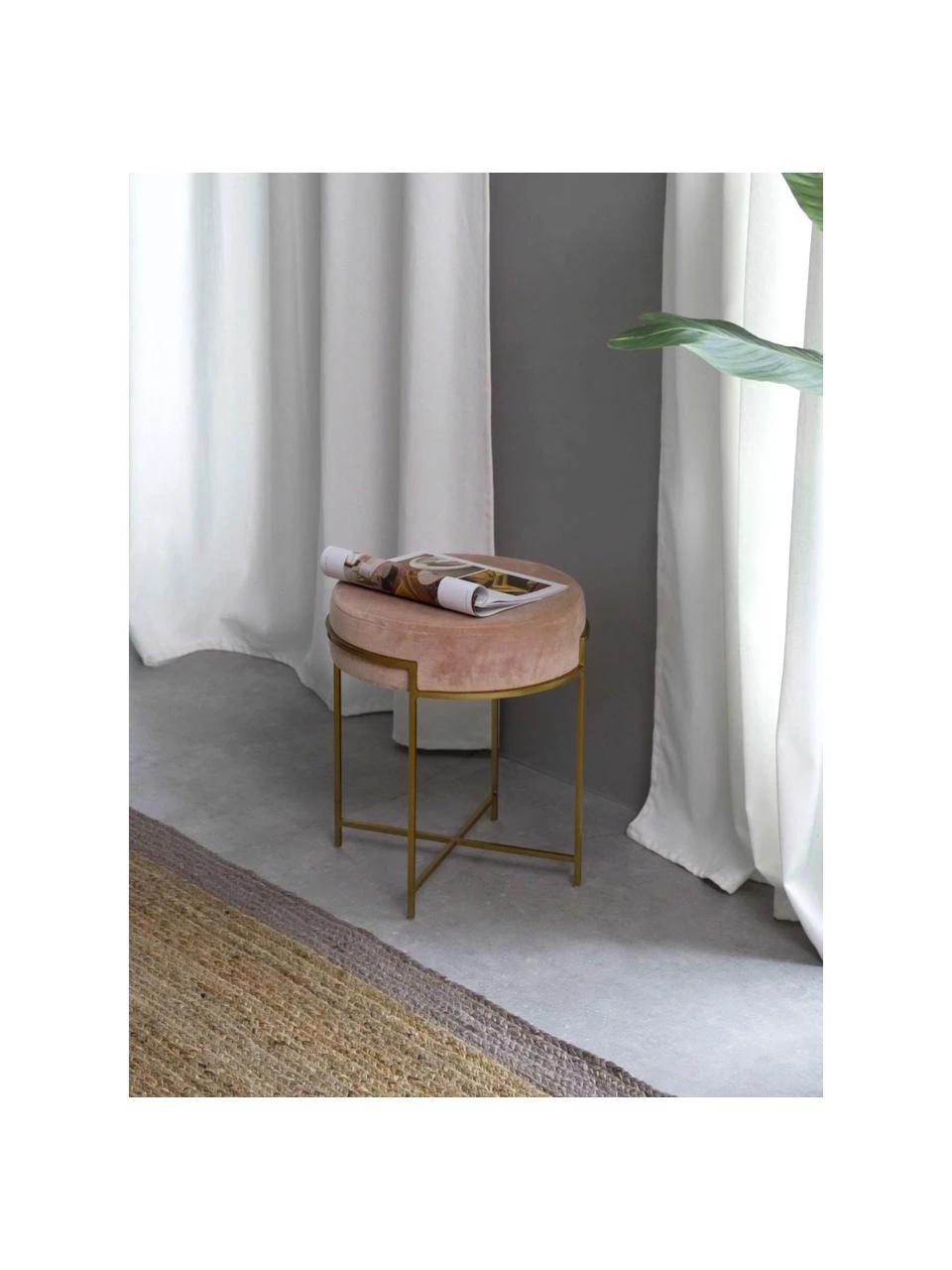 Westwing Collection Samt-Hocker Madeleine mit Metallgestell in Rosa, Ø 40 x H 45 cm 2 Westwing Collection Samt-Hocker Madeleine mit Metallgestell in Rosa, Ø 40 x H 45 cm – Bild 2