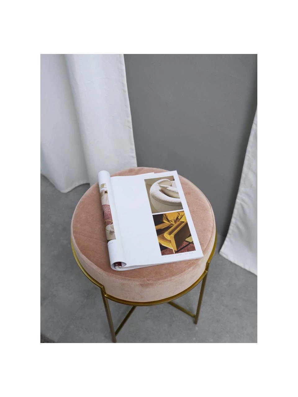 Westwing Collection Samt-Hocker Madeleine mit Metallgestell in Rosa, Ø 40 x H 45 cm 3 Westwing Collection Samt-Hocker Madeleine mit Metallgestell in Rosa, Ø 40 x H 45 cm – Bild 3