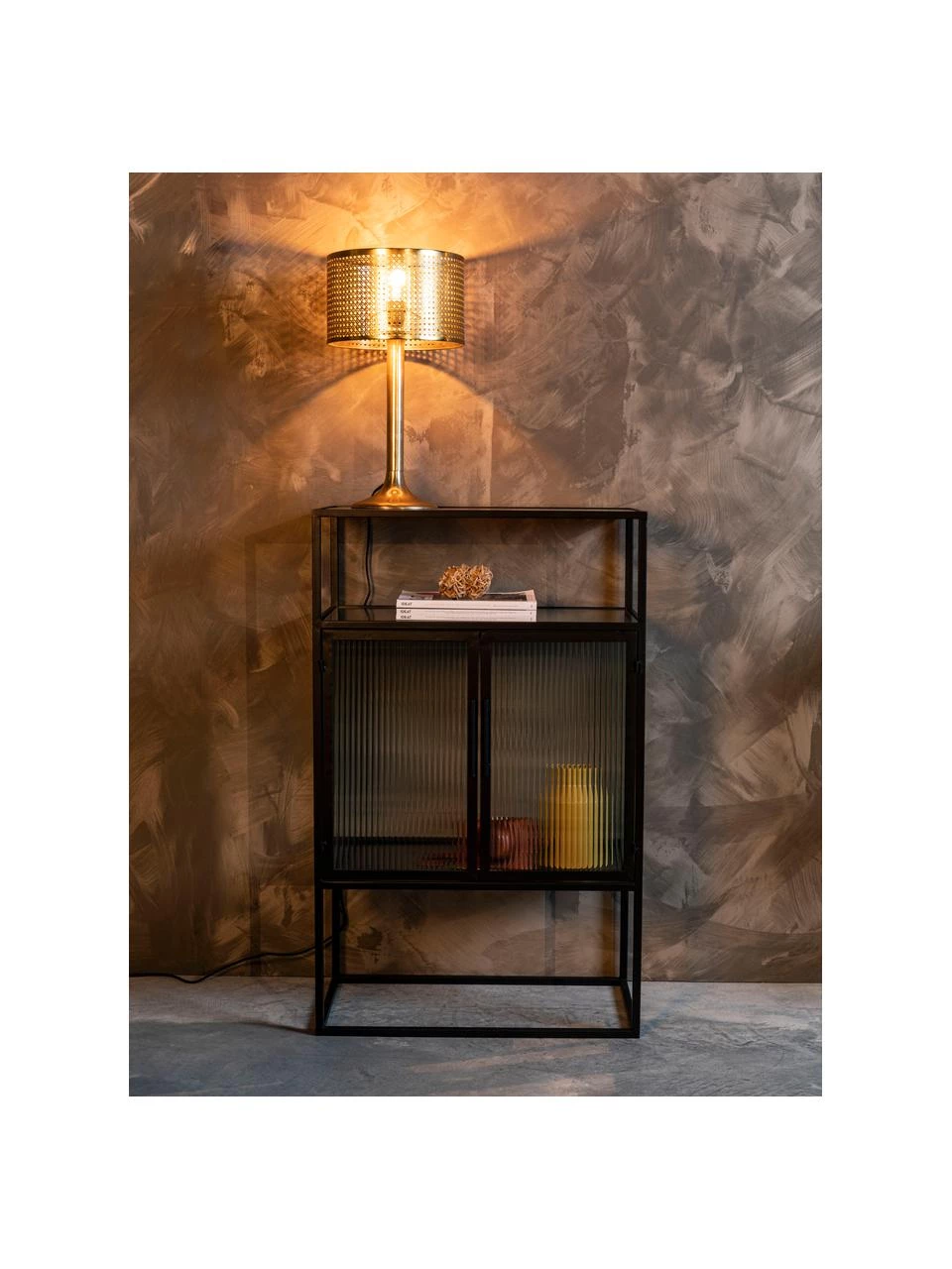 Dutchbone Schwarzes Highboard Boli mit Rillenglas und Metallrahmen, B 65 x H 105 cm 2 Dutchbone Schwarzes Highboard Boli mit Rillenglas und Metallrahmen, B 65 x H 105 cm – Bild 2