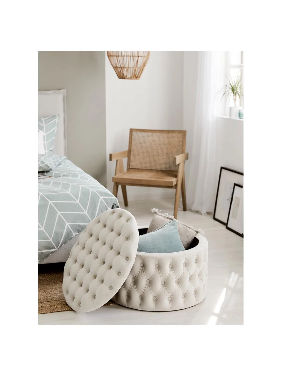 Westwing Collection XL Samt-Hocker Chiara mit Stauraum in Cremeweiß, Ø 70 x H 42 cm 2 Westwing Collection XL Samt-Hocker Chiara mit Stauraum in Cremeweiß, Ø 70 x H 42 cm – Bild 2