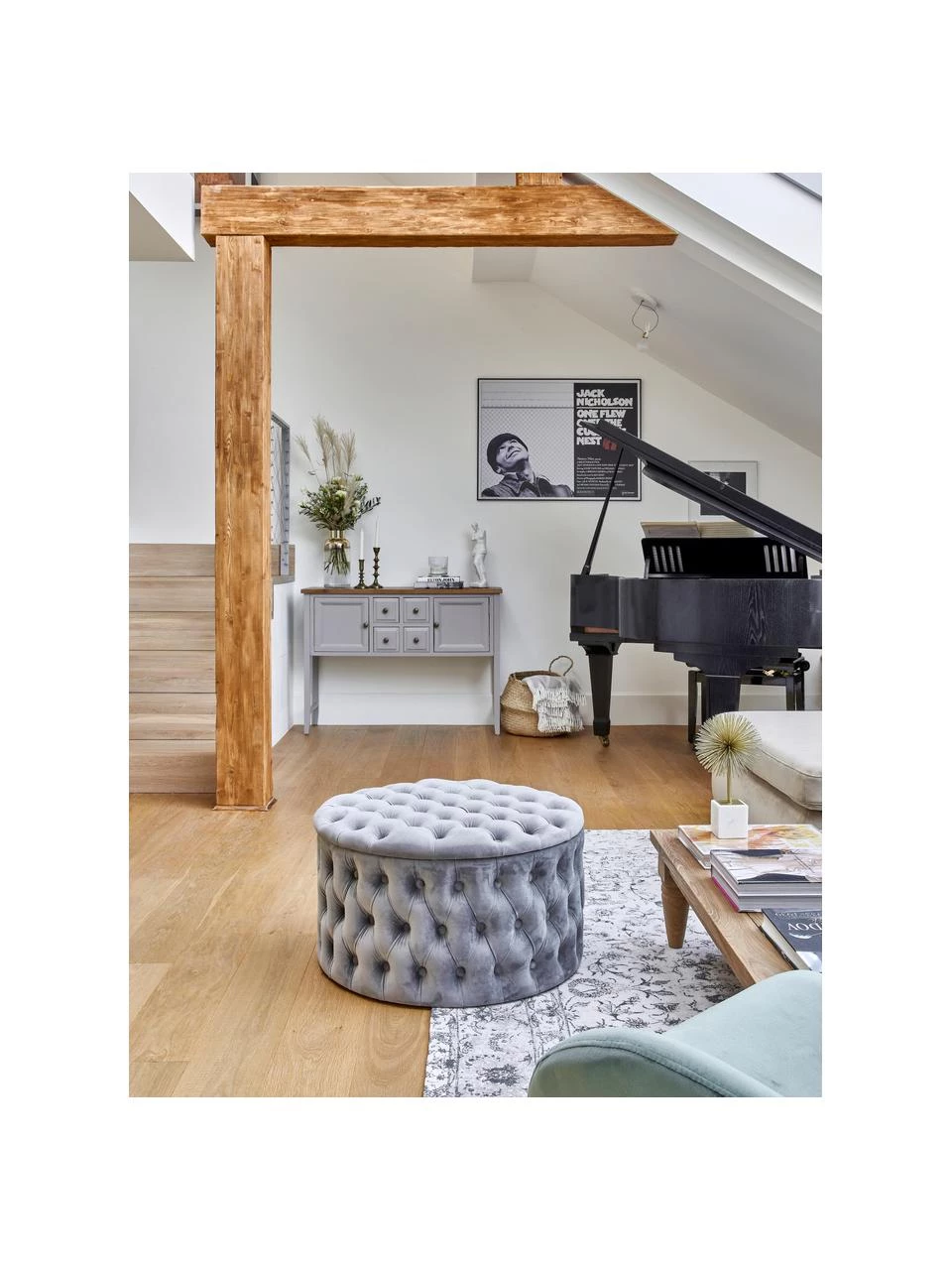 Westwing Collection XL Samt-Hocker Chiara mit Stauraum in Grau, Ø 70 x H 42 cm 3 Westwing Collection XL Samt-Hocker Chiara mit Stauraum in Grau, Ø 70 x H 42 cm – Bild 3